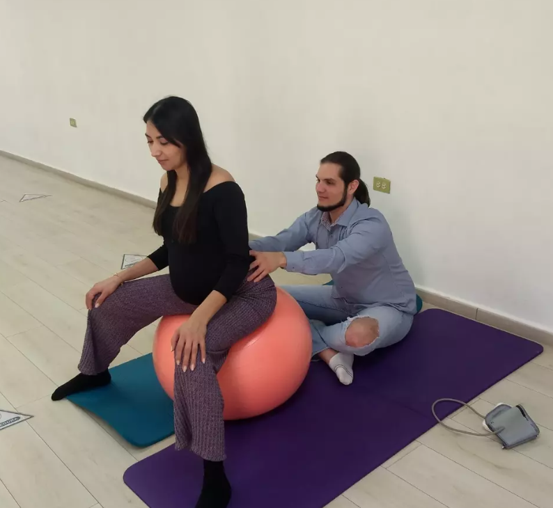 Ejercicio con pelota de pilates guiado por un especialista perinatal de UMaMa